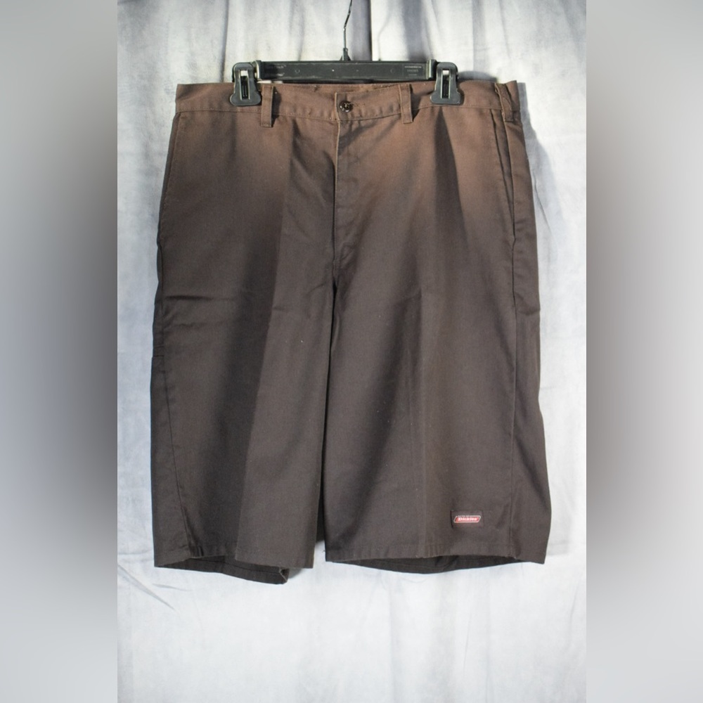 Dickies Men’s Brown Shorts With Cell Phone Poket Size 36